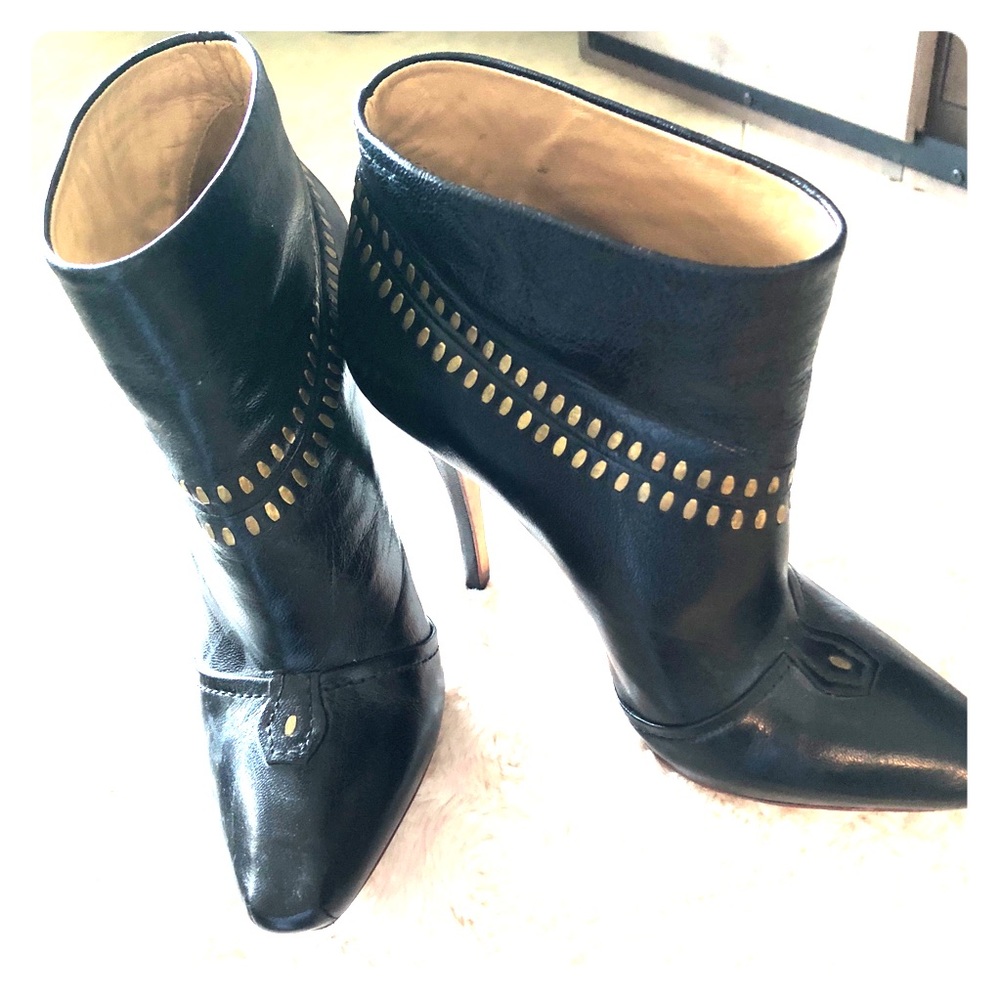 Black bootie pumps